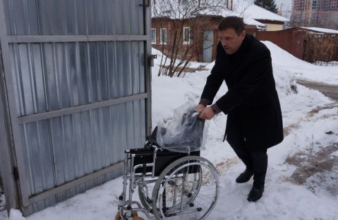 Алексей Альховик вручил инвалидную коляску