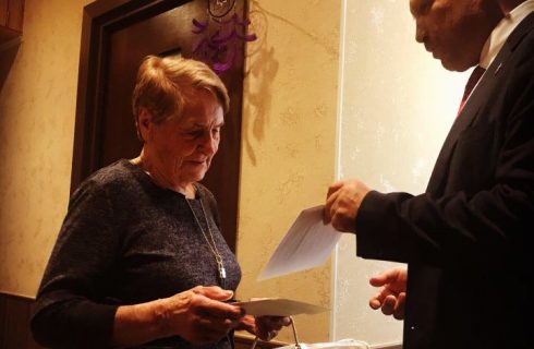 Алексей Альховик поздравил ветерана ВОВ с юбилеем.