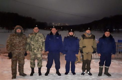 Тульские казаки содействуют полиции в охране общественного порядка в центральном парке Тулы во время крещенский купаний.